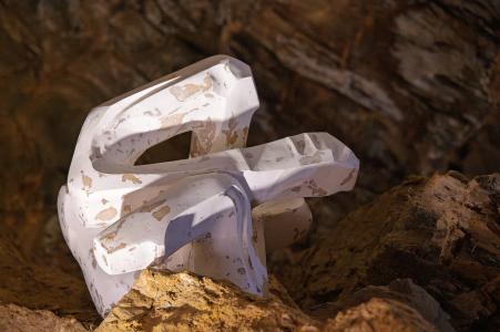 Sochařská výstava Postmineral v Zbrašovských jeskyních, léto 2025