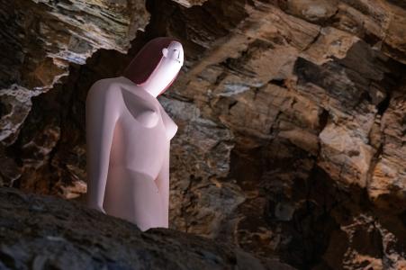 Sochařská výstava Postmineral v Zbrašovských jeskyních, léto 2025