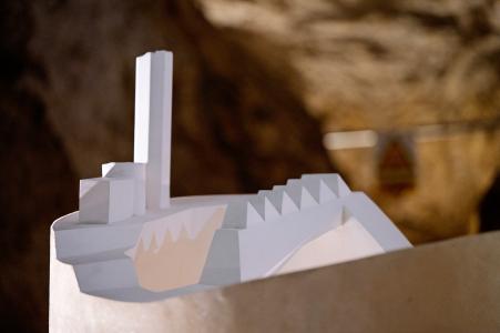 Sochařská výstava Postmineral v Zbrašovských jeskyních, léto 2025