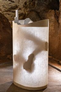 Sochařská výstava Postmineral v Zbrašovských jeskyních, léto 2025