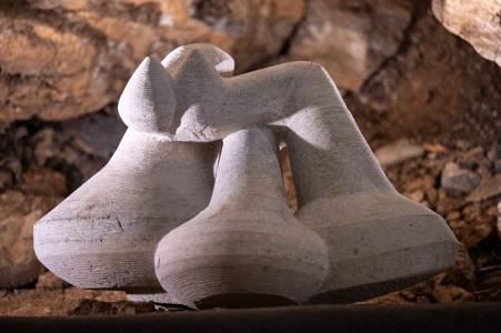 Sochařská výstava Postmineral v Zbrašovských jeskyních, léto 2025