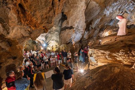 Sochařská výstava Postmineral v Zbrašovských jeskyních, léto 2025