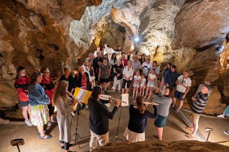 Sochařská výstava Postmineral v Zbrašovských jeskyních, léto 2025