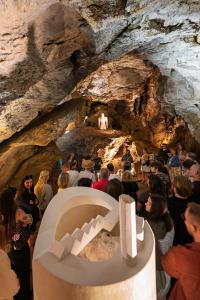 Sochařská výstava Postmineral v Zbrašovských jeskyních, léto 2025