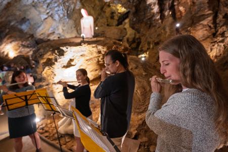 Sochařská výstava Postmineral v Zbrašovských jeskyních, léto 2025