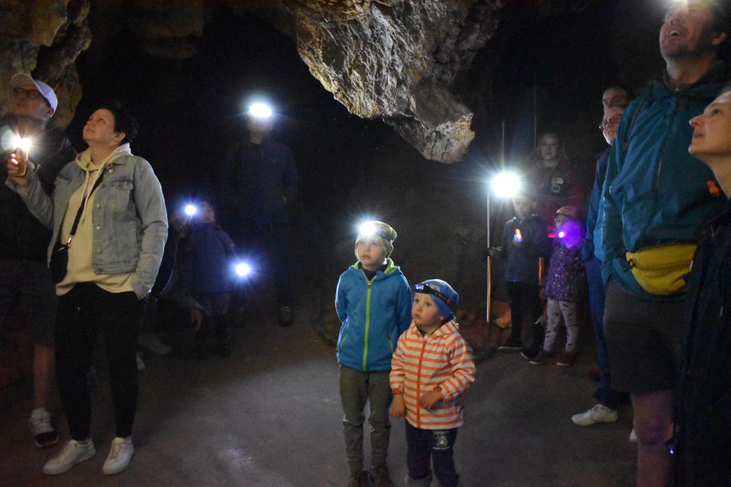 Jeskyňářský den ukončila baterková prohlídka jeskyní