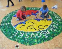 Logo Zbrašovských aragonitových jeskyní z vršků od PETlahví