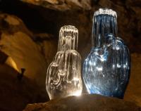 Výstava "Voda / sklo / voda" ve Zbrašovských jeskyních, léto 2024