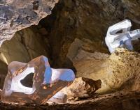 Sochařská výstava Postmineral v Zbrašovských jeskyních, léto 2025